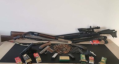 İzmir'de çok sayıda silah ve mühimmat ele geçirildi; 1 kişi tutuklandı