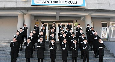 İzmir'de ilkokul öğrencileri, İstiklal Marşı'nı işaret diliyle okudu