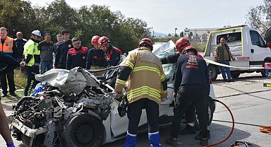 İzmir'de TIR'a çarpan otomobilin sürücüsü öldü