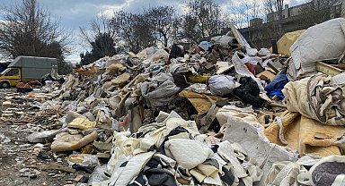 İzmir'deki sanayi sitesinde çöp yığınları oluştu; esnaf çözüm bekliyor