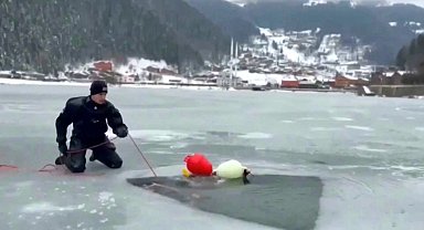 Jandarma SAK Timi'nden Uzungöl'de buz altı dalış tatbikatı