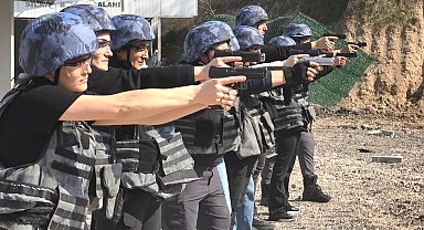 Kadın polisler hedefleri başarıyla vurdu