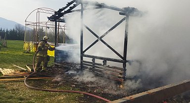 Kafenin çocuk oyun alanında çıkan yangın söndürüldü