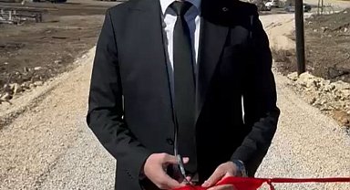 Kalabalık tepkisinden rahatsız olan belediye başkanı, köprüyü tek başına açtı