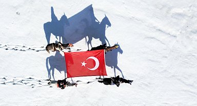 Kampüste atlı ve bayraklı 'Çanakkale' anması