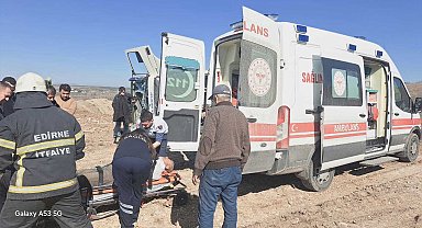 Kamyon, hafriyat boşaltırken devrildi; sürücü yaralı