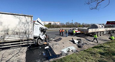 Kamyon, park halindeki TIR'a çarptı; iki araç arasında sıkışan şoför öldü