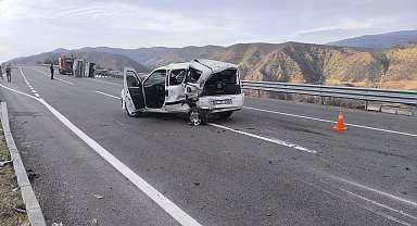 Kamyonet, hafif ticari araca çarptı: 4'ü jandarma 5 yaralı