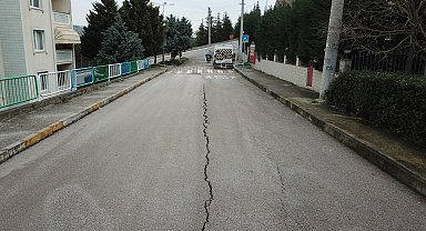 Kar yağışından sonra yarık büyüdü, istinat duvarında dökülme oldu; yolu trafiğe kapattılar