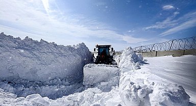 Kardan kapanan kırsal mahalle yollarında karla mücadele çalışması