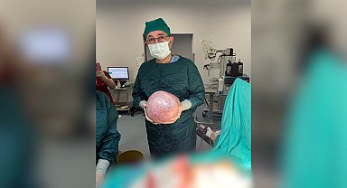 Karın ağrısı şikayetiyle başvuran hastadan 7 kiloluk tümör çıktı