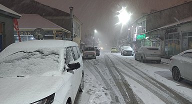 Karlıova'da kar yağışı etkili oldu