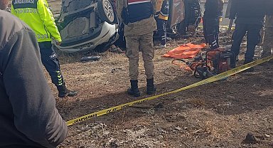 Kars'ta 2 otomobil çarpıştı; 1 ölü, 1'i bebek 6 yaralı