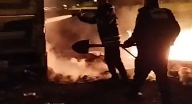 Kars'ta, kasasında geri dönüşüm malzemesi bulunan kamyonet yandı