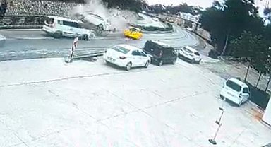 Karşı yöne geçen otomobil, taksi ve kamyonete çarptı: 2 yaralı