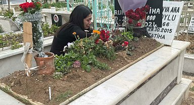 Kazada ölen Gizem'in mezarı başında ikizinin buruk bayramı
