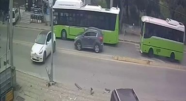 Kazada savrulan araç, yayaya çarptı: 2 yaralı