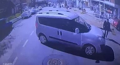 Kazada savrulan hafif ticari aracın yayaya çarptığı anlar kamerada
