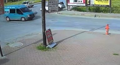 Kazada savrulan otomobilin kaldırımda çarptığı yaya, öldü