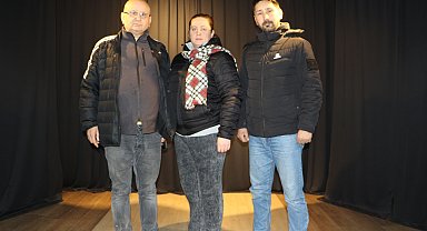 Kendi tiyatro salonlarında aile boyu gösteri yapıyorlar