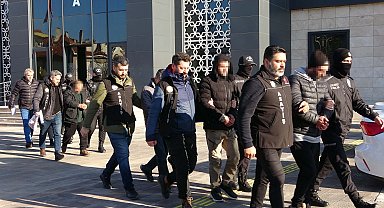 Kendilerini jandarma olarak tanıtıp 1 milyon TL dolandıran 5 şüpheli yakalandı