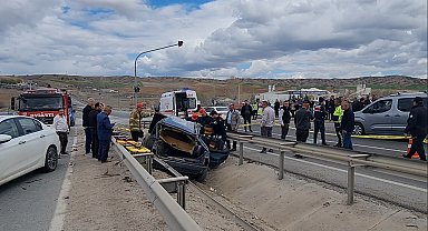 Kırıkkale'de 2 otomobil çarpıştı; 1 ölü, 6 yaralı