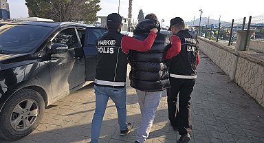 Kırmızı bültenle aranan şüpheli, İzmir'de yakalandı