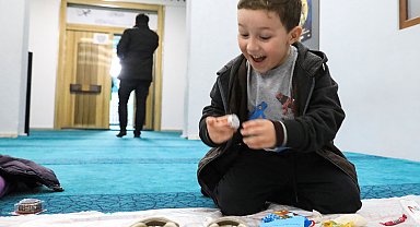 Kızılay gönüllüleri, camideki çocukların ayakkabılarına hediyeler bıraktı