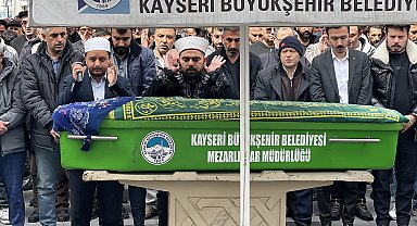 Kızının bıçaklayarak öldürdüğü kadın, toprağa verildi