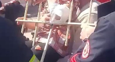 Koluna saplanan korkuluk demiri ile hastaneye kaldırıldı