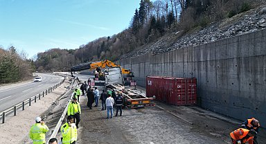 Konteyner yüklü TIR, devrilip karşı yöne geçti