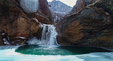 Konya'da Çetmi Şelalesi buz tuttu