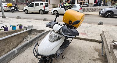 Köpeklerin kovaladığı motokuryenin motosikletinin devrildiği kaza kamerada