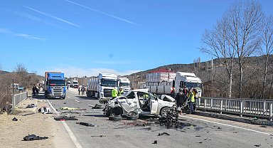 Köprü korkuluklarına çarpan otomobilin sürücüsü öldü