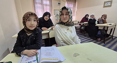 Kur'an kursundaki öğreticinin yardımı ile Türkçe öğrenen Afgan Seher, okula gitmek istiyor