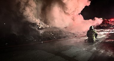 Kütahya'da lastiği patlayan TIR'ın dorsesi alev alev yandı; o anlar kamerada