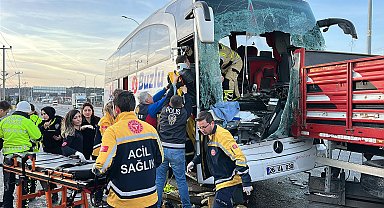 Kütahya'da yolcu otobüsü TIR'a çarptı: 13 yaralı