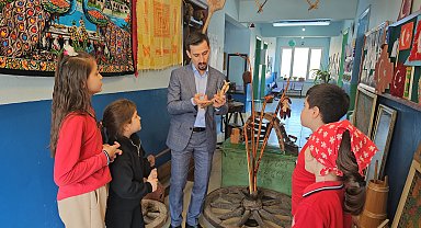 Lise ödevi para koleksiyonuyla başlayıp tek öğretmeni olduğu köy okulunda müze kurdu