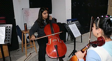 Liseli Zelal'in hayatı çello ile değişti; şimdi başka çocuklara umut oluyor
