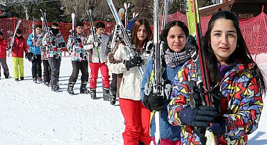 Liseliler kayak öğreniyor