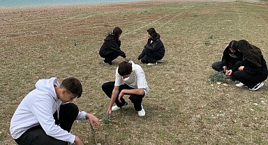 Liseliler, kum zambakları için seferber oldu