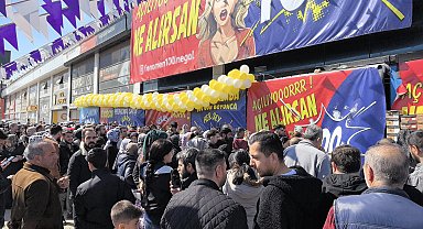 Mağaza açılışında indirim izdihamı