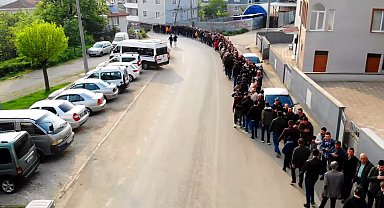 Mahalledeki geleneksel bayramlaşmada 1 kilometrelik kuyruk oluştu