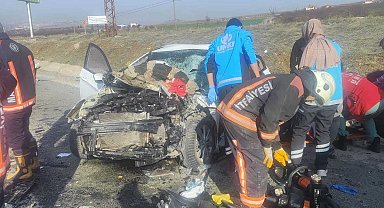 Malatya'da otomobil, TIR'a çarptı; karı- koca ile çocukları öldü