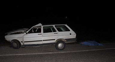 Manisa'da arıza nedeniyle yol kenarında duran kamyona, otomobil çarptı: 1 ölü, 3 yaralı