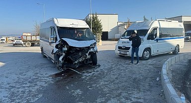 Manisa'da iki servis minibüsü çarpıştı: 19 yaralı