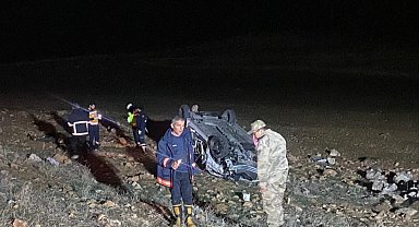 Mardin'de, şarampole devrilen otomobilden fırlayan 2 kişi öldü