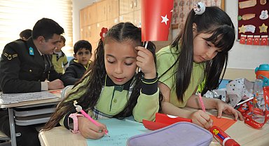 Mardinli 1'inci sınıf öğrencileri, ilk mektuplarını Mehmetçiğe yazdı