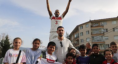 Merih Demiral, Bolu'daki heykelini ziyaret etti