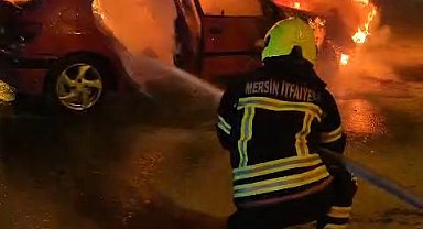 Mersin'de seyir halindeki otomobil yandı